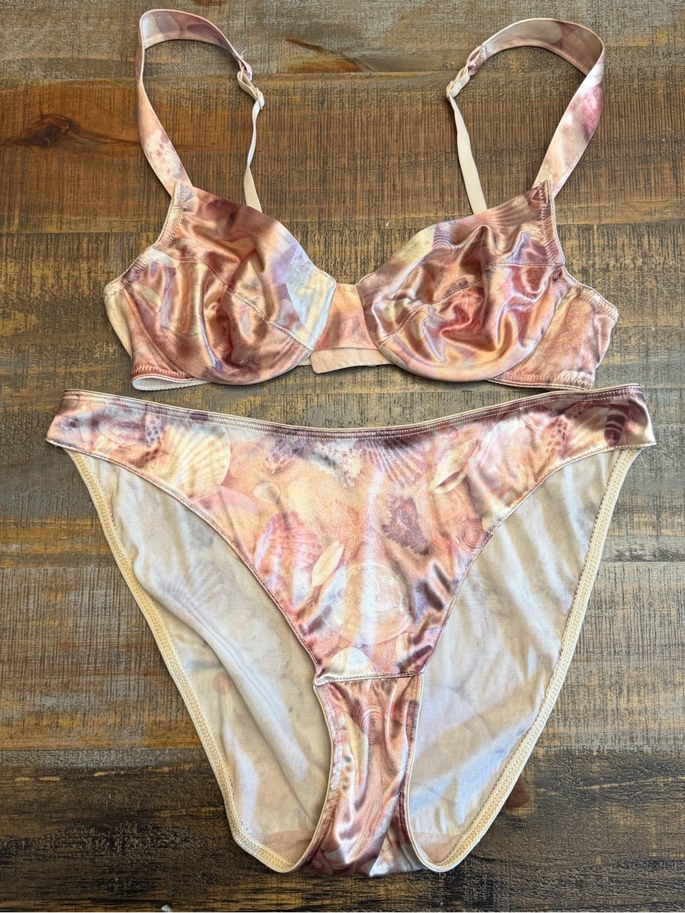 Vintage Victoria’s Secret Satin Bra and panties set 80’s gold tag seashell print